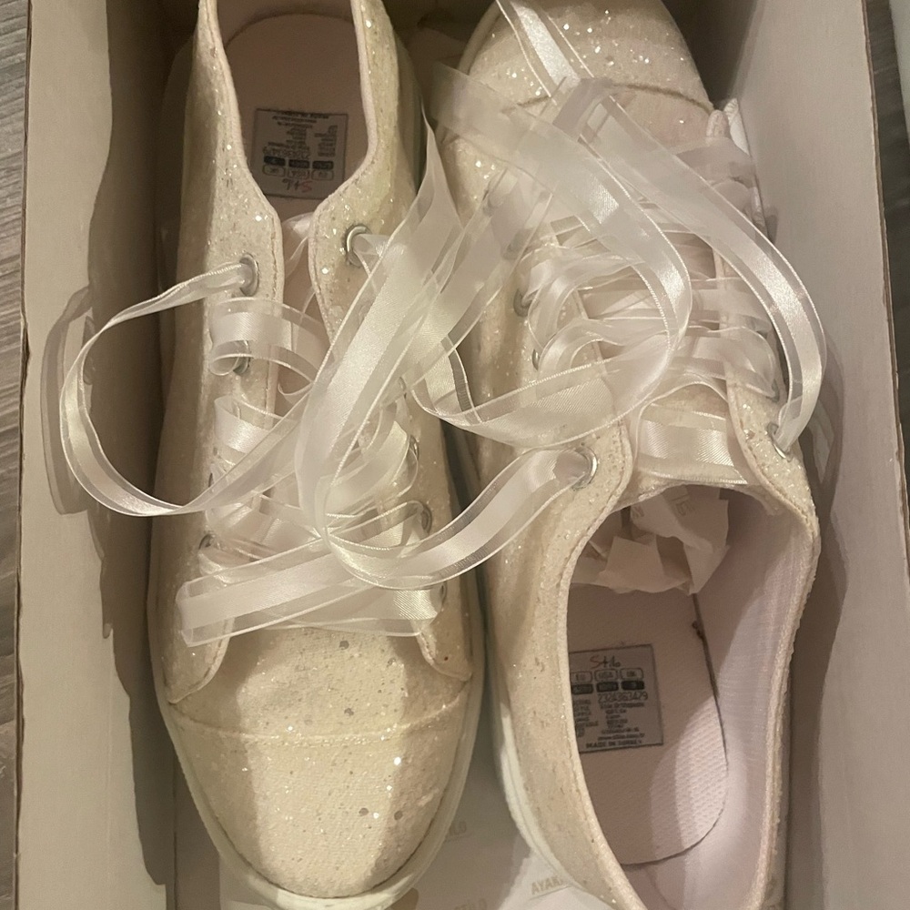 Elegant Off-white Wedding Women's Sneakers - Picture 1 of 3